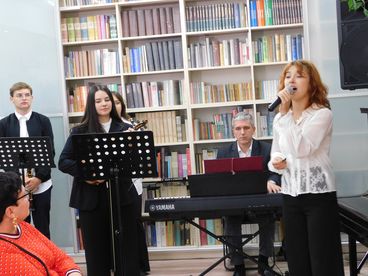 Uczniowie z Warszawy - autorzy prac pokazanych na wystawie „Ludzie, miejsca, refleksje...” odwiedzili dziś Wieluń